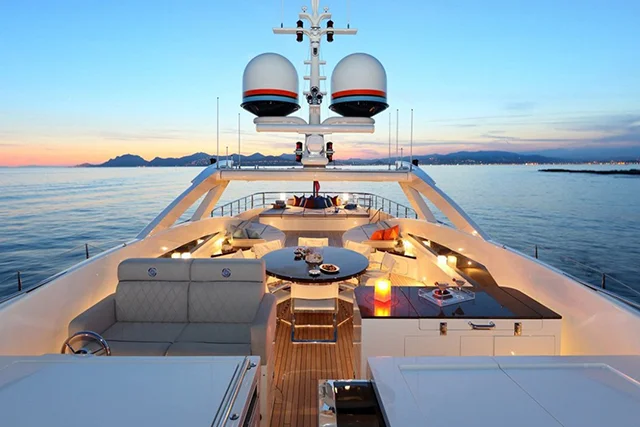 Luxury Yacht Rentals in Dubaia