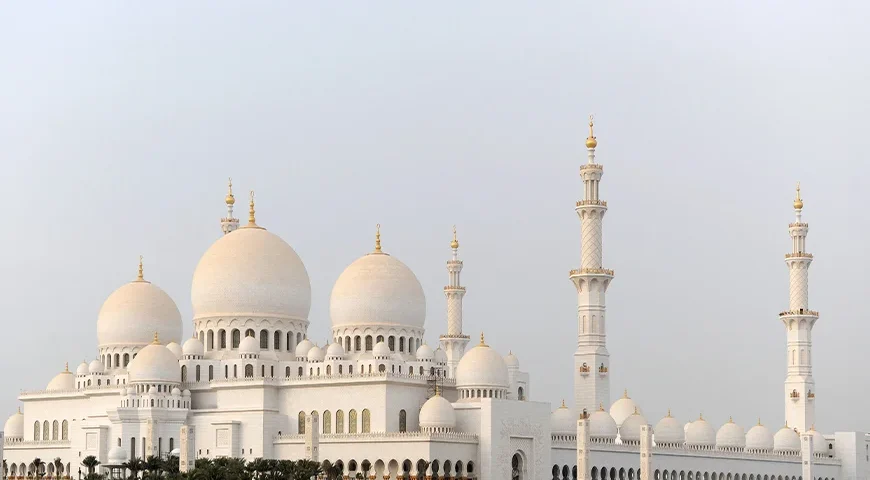 Sheikh Zayed Grand Mosque, a highlight of Abu Dhabi day trips from Dubai.