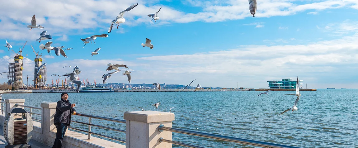 Things to do in Azerbaijan, Enjoy a Scenic Stroll Along Baku Boulevard