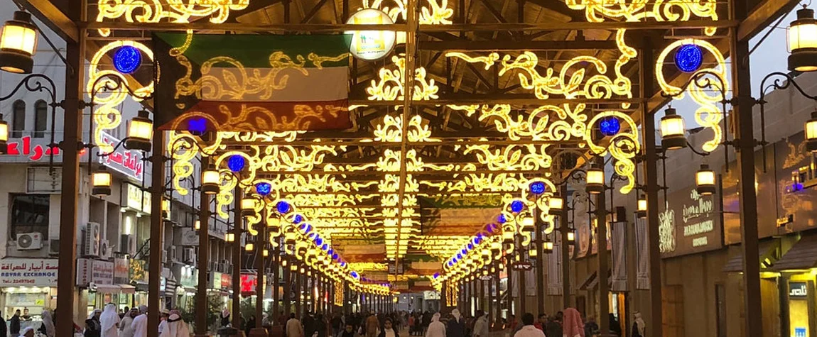 Explore Souq Al-Mubarakiya